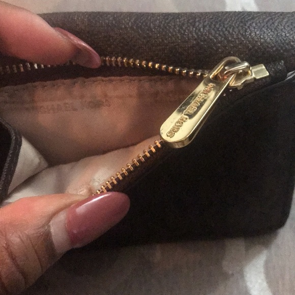 Michael Kors signature bifold wallet - Picture 6 of 17